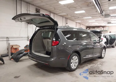 2018 Chrysler Pacifica Hybrid Limited z USA, uszkodzony, nr VIN 2C4RC1N72JR130895